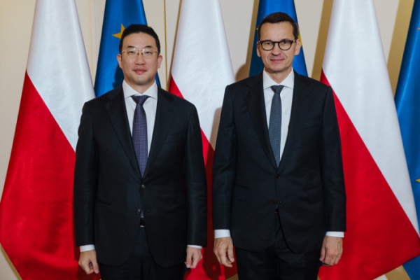 ▲구광모 LG그룹 회장이 지난해 10월 폴란드 바르샤바 총리실에서 마테우슈 모라비에츠키 폴란드 총리를 만났다. (사진제공=LG)