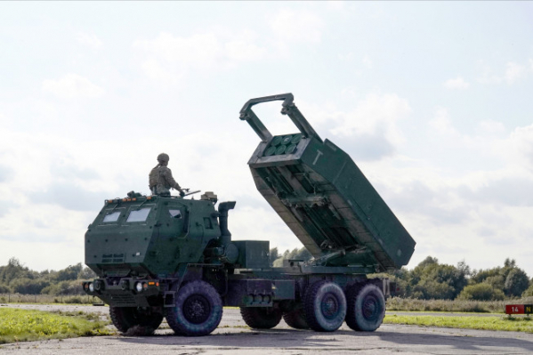 ▲9월 26일 라트비아 스필브 공항에서 군사 훈련 중 고속기동포병로켓시스템(HIMARS·하이마스)이 가동되고 있다. 리가/AP뉴시스