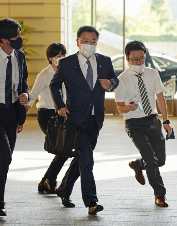 ▲4일 마쓰노 히로카즈 일본 관방장관이 총리실로 뛰어가고 있다. 도쿄/AP뉴시스