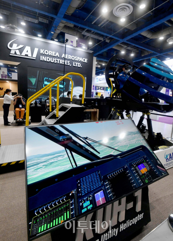 ▲지난달 4일 서울 강남구 코엑스에서 열린 ‘한국전자전(KES 2022)’ 한국항공우주산업(KAI) 부스에 가상현실(VR) 항공기 시뮬레이터를 시연하고 있는 모습.