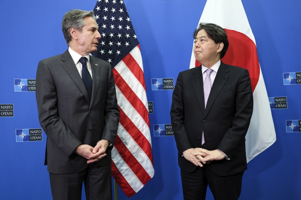 ▲토니 블링컨(왼쪽) 미국 국무장관과 하야시 요시마사 일본 외무상이 4월 7일 북대서양조약기구(NATOㆍ나토) 회의를 앞두고 마주하고 있다. 브뤼셀/AP뉴시스
