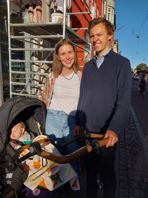 ▲앤더슨과 길레가 13개월 아이를 유모차에 태운 채 코펜하겐 거리를 지나고 있다. 코펜하겐=김서영 기자 (이투데이)