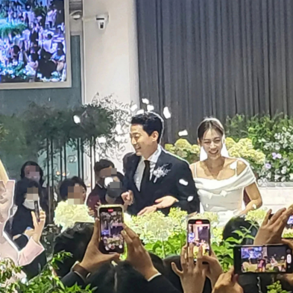 ▲배우 김선혁, 에이트 주희가 지난 1일 웨딩마치를 울렸다.(사진=오지헌 인스타그램)