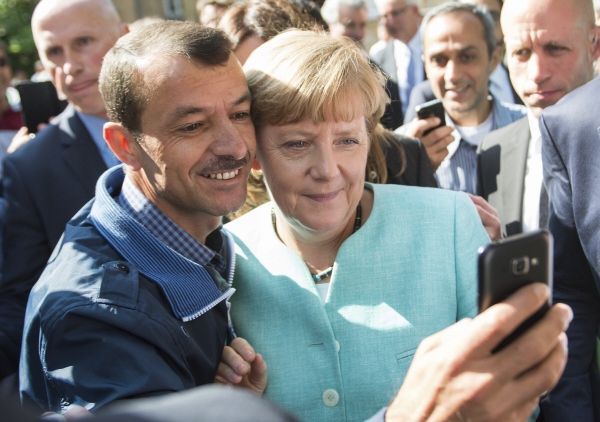 ▲앙겔라 메르켈(오른쪽) 전 독일 총리가 2015년 9월 9일 베를린에서 난민들과 사진을 찍고 있다. 베를린/AP뉴시스
