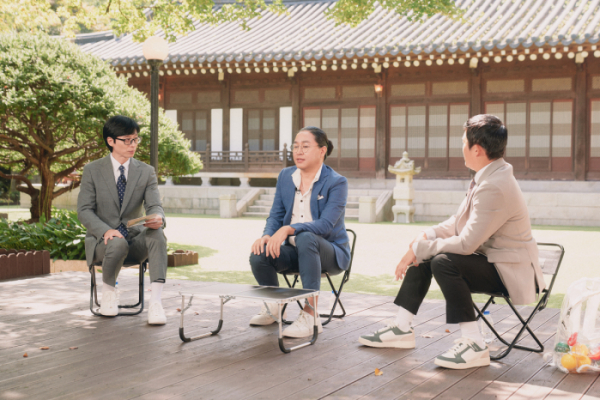 ▲김한민 감독(가운데)(사진제공=tvN)