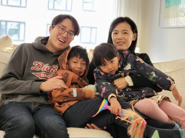 ▲스웨덴 스톡홀름에서 만난 김범배·박노을씨 가족. 사진 가운데는 아들 김시원 군(왼쪽)과 딸 김단 양. 스톡홀름(스웨덴)=문선영 기자
 (이투데이)