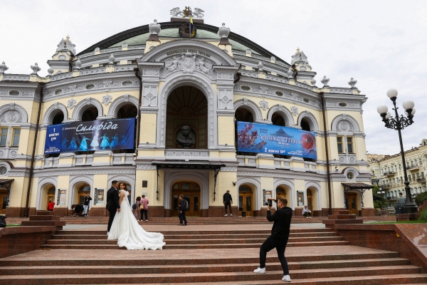 ▲우크라이나 키이우에서 1일 신혼부부가 웨딩촬영을 하고 있다. 키이우/로이터연합뉴스
