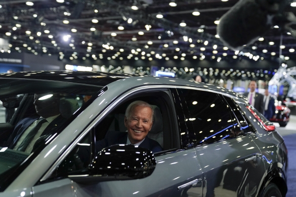 ▲조 바이든 미국 대통령이 지난달 14일 디트로이트 오토쇼에 참석해 캐딜락 차량을 타고 있다. 디트로이트/AP뉴시스
