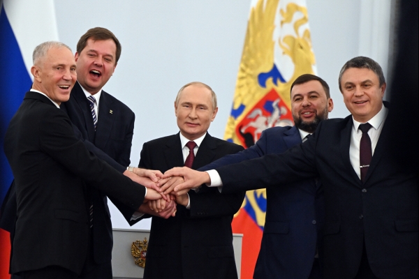 ▲블라디미르 푸틴(가운데) 러시아 대통령이 지난달 30일 주요 참모들과 사진을 찍고 있다. 모스크바/AP연합뉴스
