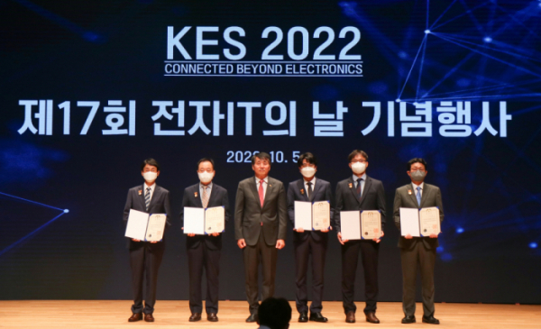 ▲코웨이는 최인두 워터케어 개발실장이 5일 서울 삼성동 코엑스에서 개최된 ‘2022년 제17회 전자ㆍIT의 날’ 기념 행사에서 대통령표창을 수상했다.  (사진제공=코웨이)