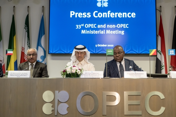 ▲압둘아지즈 빈 살만(가운데) 사우디아라비아 에너지장관을 포함한 석유수출국기구(OPEC) 플러스(+) 회원국 대표들이 5일(현지시간) 기자회견을 하고 있다. 빈/EPA연합뉴스
