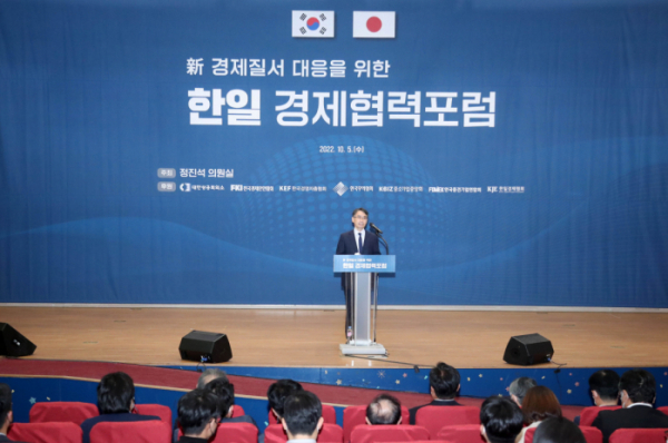 ▲이지평 한국외국어대학교 교수가 5일 서울 여의도 국회의원회관에서 열린 '신(新) 경제질서 대응을 위한 한일 경제협력포럼'에서주제발표를 하고 있다. (사진제공=대한상공회의소)

 