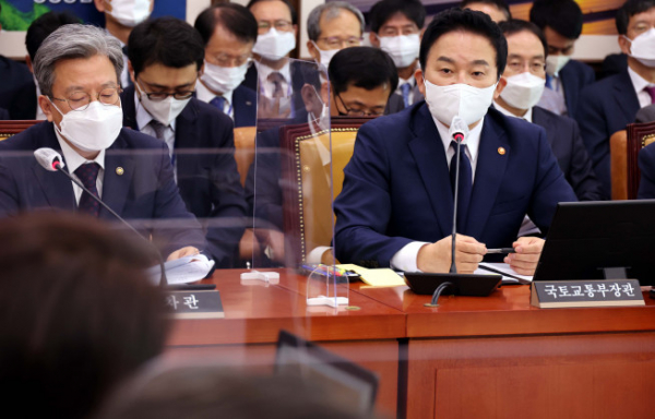 ▲원희룡 국토교통부 장관이 6일 서울 여의도 국회에서 열린 국토교통위원회의 국토교통부 등 국정감사에서 의원 질의에 답변하고 있다.  (연합뉴스)