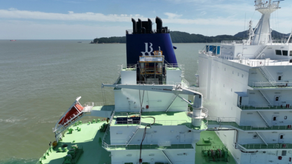 ▲대우조선해양과 하이에어코리아가 공동개발한 이산화탄소 포집·저장 장치(OCCS: Onboard CO2 Capture System)가 LNG운반선 위에 탑재돼 있다. (사진제공=대우조선해양)