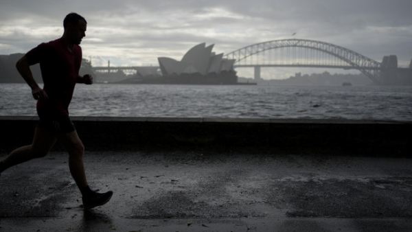 ▲6일(현지시간) 호주 시드니 해안가를 한 사람이 달리고 있다. 시드니/AP뉴시스