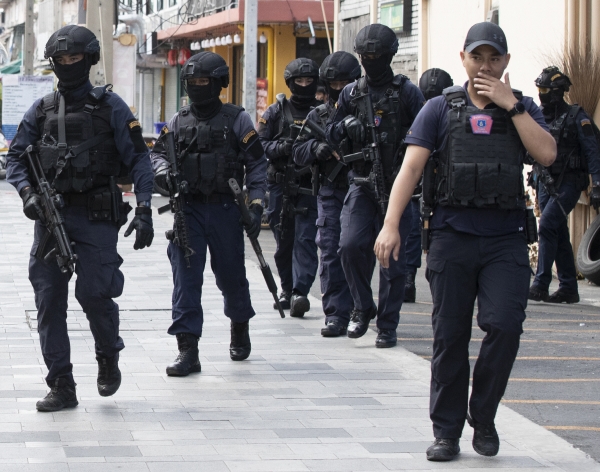 ▲태국 북동부에서 6일(현지시간) 총기 난사 사건이 발생해 최소 31명이 숨졌다. 사진은 2020년 2월 14일 방콕에서 총기 난사 현장을 경찰들이 지키고 있다. 방콕(태국)/AP뉴시스
