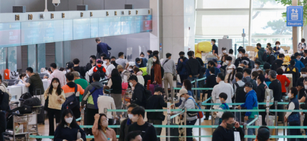 ▲한글날 연휴를 맞은 올해 10월 7일 인천국제공항 제1여객터미널이 공항 이용객들로 붐비고 있다. (연합뉴스)