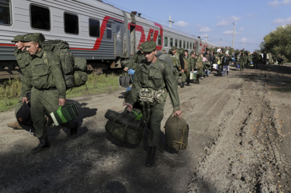 ▲9월 29일 러시아 신병들이 기차를 타기 위해 걸어가고 있다. AP뉴시스