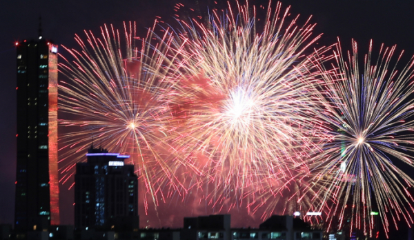 ▲2019년 개최된 한화의 세계불꽃축제 행사 모습. (뉴시스)