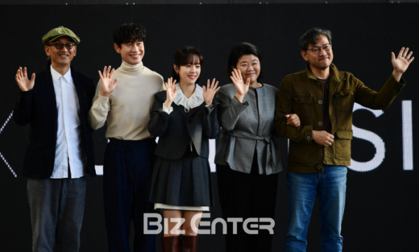 ▲'욘더' 이준익 감독(왼쪽부터), 배우 신하균, 한지민, 이정은, 정진영(비즈엔터 DB)