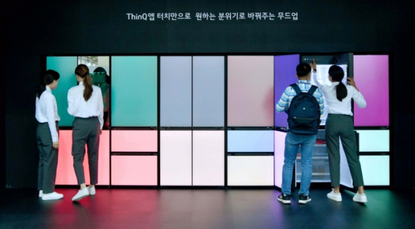 ▲지난 4일 서울 강남구 코엑스에서 열린 ‘한국전자전(KES 2022)’ LG 부스에 색깔이 바뀌는 디오스 오브제컬렉션 무드업 냉장고가 전시돼 있다.  (이투데이DB)