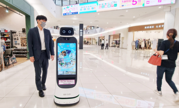 ▲로봇 강국 일본에서 인정받은 LG전자의 클로이 로봇이 해외시장 공략에 속도를 내고 있다. (LG전자)