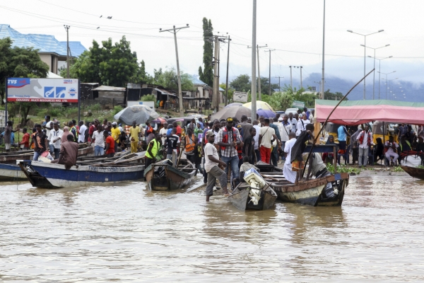 ▲나이지리아 코기에서 6일 홍수로 불어난 물에 시민들의 발이 묶여 있다. 코기(나이지리아)/AP뉴시스
