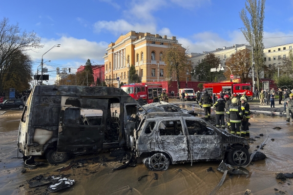 ▲우크라이나 키이우에서 10일(현지시간) 구조대원이 폭발 현장을 살피고 있다. 키이우(우크라이나)/AP연합뉴스
