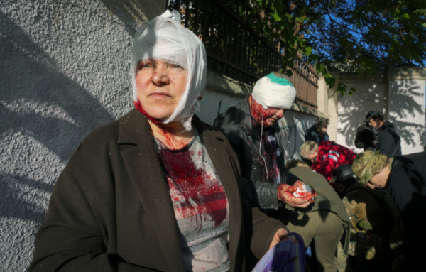 ▲People receive medical treatment at the scene of Russian shelling, in Kyiv, Ukraine, Monday, Oct. 10, 2022. Two explosions rocked Kyiv early Monday following months of relative calm in the Ukrainian capital. (AP Photo/Efrem Lukatsky)