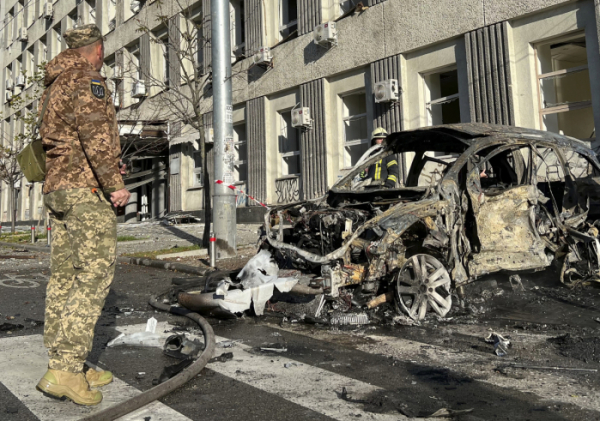 ▲Rescue workers survey the scene of a Russian attack on Kyiv, Ukraine on Monday, Oct. 10, 2022. Two explosions rocked Kyiv early Monday following months of relative calm in the Ukrainian capital. (AP Photo/Adam Schreck)