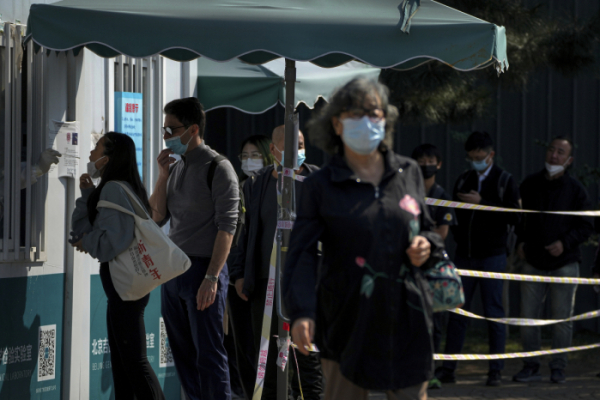 ▲Residents line up to get their routine COVID-19 throat swabs at a coronavirus testing site in Beijing, Thursday, Oct. 6, 2022. Sprawling Xinjiang is the latest Chinese region to be hit with sweeping COVID-19 travel restrictions, as China further ratchets up control measures ahead of a key Communist Party congress later this month. (AP Photo/Andy Wong)