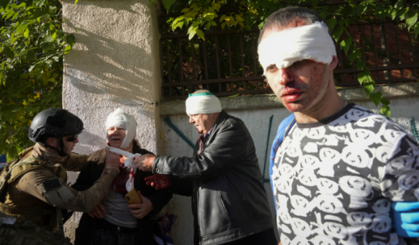 ▲우크라이나 수도 키이우에서 10일(현지시간) 러시아 미사일 공습으로 다친 사람들이 포격 현장에서 치료를 받고 있다. 키이우/AP뉴시스 