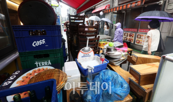 ▲수도권 일대에 기록적인 폭우로 큰 피해가 발생한 가운데 9일 서울 동작구 남성사계시장에 침수된 집기 등이 거리에 널브러져 있다. 조현욱 기자 gusdnr8863@