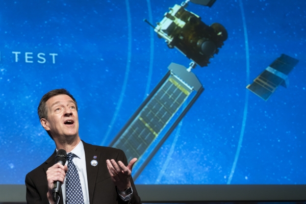 ▲톰 스태틀러 미국 항공우주국(NASA) 프로그램 과학자가 11일(현지시간) 기자회견을 하고 있다. 워싱턴D.C.(미국)/AP뉴시스
