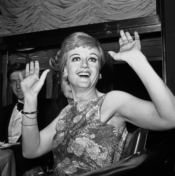 ▲앤절라 랜즈베리가 1966년 5월 24일 미국 뉴욕의 한 뮤지컬 공연 개막 후 파티에 참석하고 있다. 뉴욕(미국)/AP뉴시스

