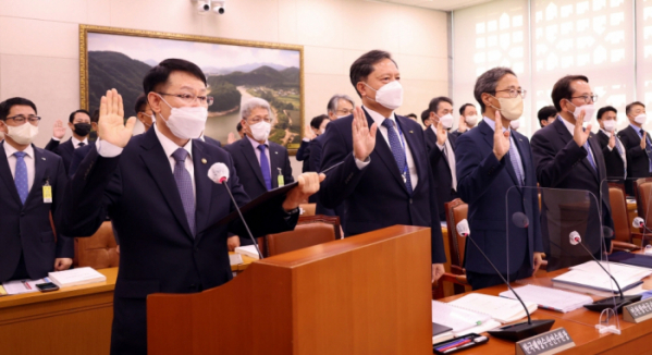 ▲정봉훈 해양경찰청장이 13일 오전 국회 농림축산식품해양수산위원회에서 열린 해양경찰청 등에 대한 국정감사에서 선서하고 있다. (연합뉴스)