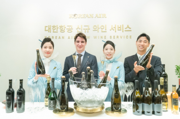 ▲대한항공은 10월 13일 오전 서울 포시즌스 호텔에서 신규 기내 와인 발표회를 열고 새롭게 선정된 기내 와인 50종을 발표했다. (사진제공=대한항공)