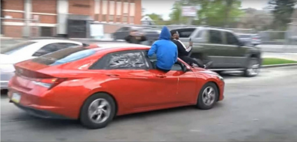 ▲미국 청소년들이 현대차를 훔쳐 타고 있다. (출처=유튜브 영상 캡쳐)