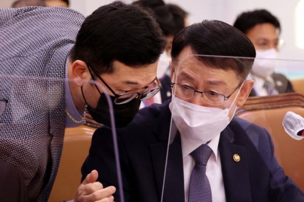 ▲정봉훈 해양경찰청장이 13일 오전 국회 농림축산식품해양수산위원회에서 열린 해양경찰청 등에 대한 국정감사에서 한 관계자와 답변 자료를 검토하고 있다. (연합뉴스)