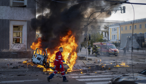 ▲10일(현지시간) 러시아군의 미사일 공격으로 우크라이나 수도 키이우 지역의 시설들이 불에 타고 있다. 키이우(우크라이나)/AP뉴시스