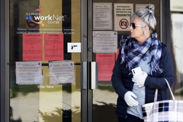 ▲미국 알링턴 하이츠에서 한 시민이 고용지원센터 문 앞에 붙은 공고들을 살피고 있다. 알링턴 하이츠(미국)/AP뉴시스
