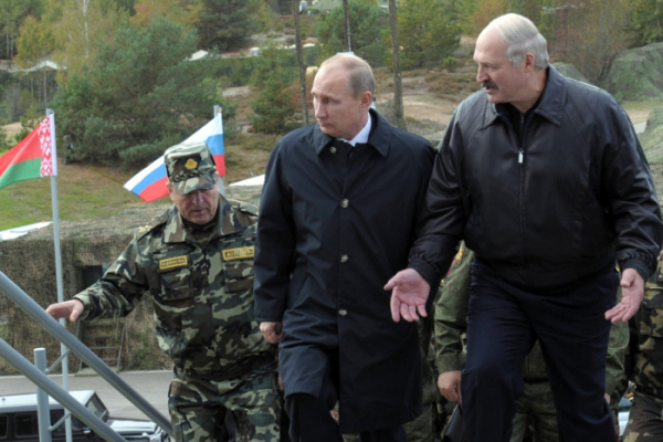 ▲알렉산드르 루카셴코(맨 오른쪽) 벨라루스 대통령이 2013년 9월 블라디미르 푸틴 대통령과 벨라루스 그로드노에서 열린 합동 군사 훈련에서 대화를 나누고 있다. 그로드노(벨라루스)AP뉴시스