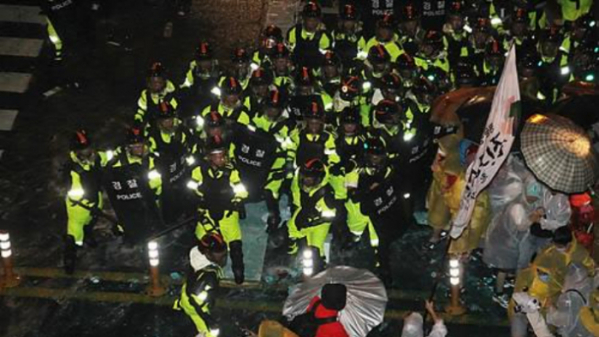 ▲경찰이 지난 2011년 7월 9일 당시 2차 희망버스 참가자들과 대치하는 모습. (연합뉴스)