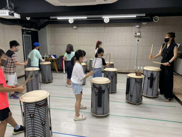▲난타 공연을 연습하고 있는 다드림문화복합센터 아이들. (서울 영등포구청)