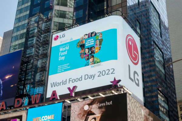 ▲미국 뉴욕 타임스스퀘어의 LG전자 전광판에서 상영 중인 '세계 식량의 날' 홍보 영상 (사진제공=LG전자)