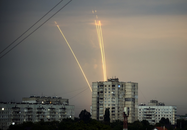 ▲러시아 벨고로드에서 8월 15일 로켓이 발사되고 있다. 벨고로드(러시아)/AP뉴시스

