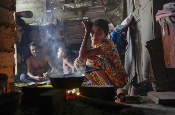 ▲5일 스리랑카 콜롬보에서 한 여성이 음식을 조리하고 있다. 콜롬보(스리랑카)/AP뉴시스
