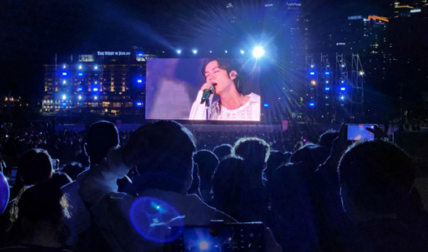▲월드스타 그룹 방탄소년단(BTS)의 콘서트가 열린 15일 해운대 해수욕장에서 시민과 아미들이 대형 스크린을 통해 화상으로 생중계되는 BTS 공연을 즐기고 있다. 연합뉴스