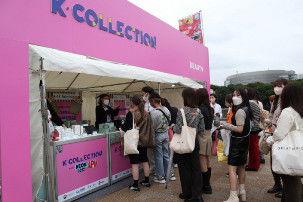 ▲15일(현지시간), 일본 도쿄에서 개최된 'KCON 2022 JAPAN 연계 B2C 판촉전'을 찾은 현지 방문객들이 우리 중기제품을 살펴보고 있다 (사진제공=한국무역협회협)