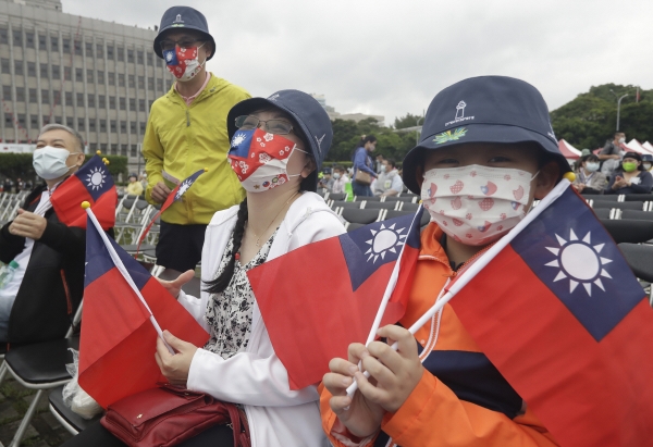 ▲대만 국민들이 10일 대만 건국기념일 행사에 참석해 국기를 들어 보이고 있다. 타이베이(대만)/AP뉴시스

